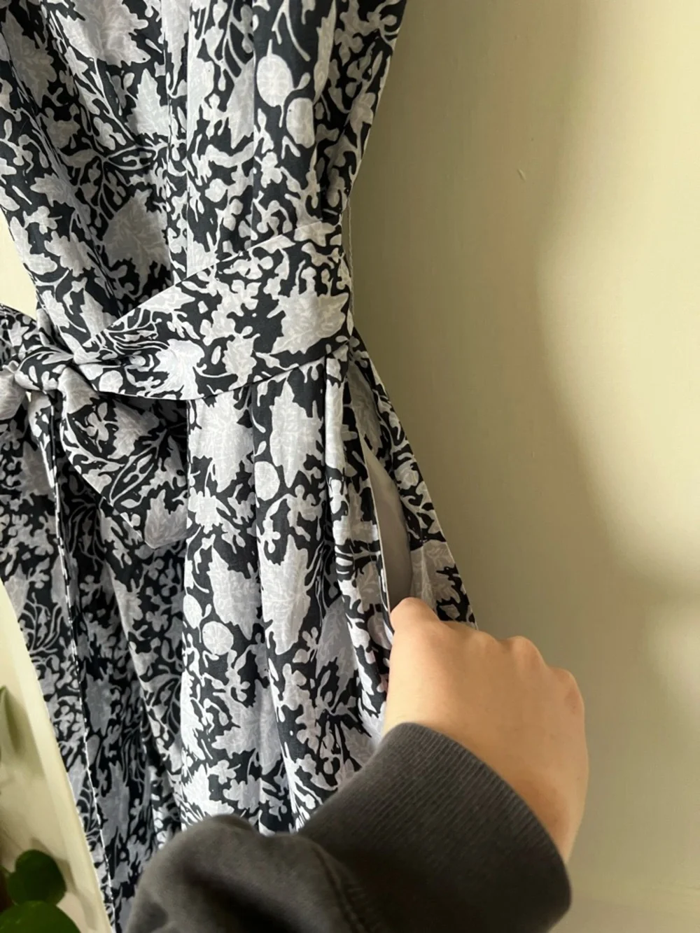 Club Monaco City to Beach Tie-Waist Midi Dress - Picture 10 of 11